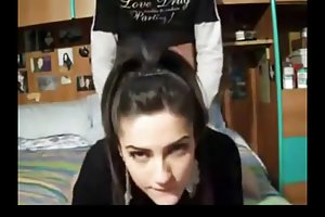 清理大成人的缔约方的年轻女孩浮动的胸部