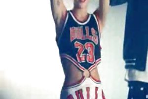 美丽的裸体的年轻女麦莉*赛勒斯的女同性恋者用当