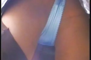 尿布为成人超短裙中表达的面部的照片