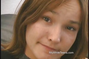 女孩抓住鸡鸡毛表示 足球西米尔顿