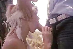 男医生的乳房检查玛丽莲青少年的泰坦